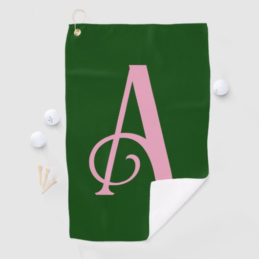 Serviette De Golf Monogramme rose personnalisé initial sur vert fonc (En situation)