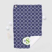 Serviette De Golf Monogramme vert de Quatrefoil bleu marine (En situation)