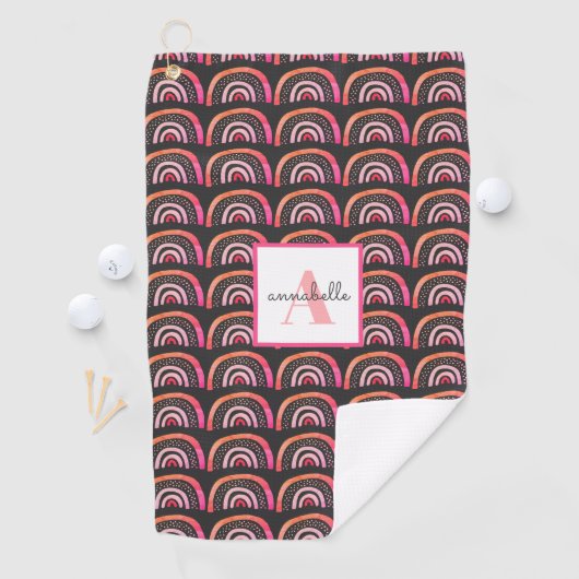 Serviette De Golf Motif arc-en-ciel monogramme rose rose (En situation)