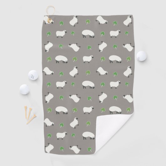 Serviette De Golf Motif irlandais de shamrock et de moutons (En situation)