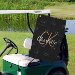 Serviette De Golf Noir or monogramme initiales nom minimaliste<br><div class="desc">Un arrière - plan noir élégant,  doré,  blanc et gris. Personnalisez et ajoutez vos initiales et votre nom de monogramme. Le nom est écrit avec un script de style moderne écrit à la main. Votre monogramme est initialisé en tant que motif arrière - plan.</div>