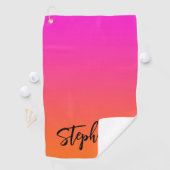 Serviette De Golf Nom de script ombré rose magenta chaud orange vif (En situation)