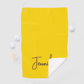 Serviette De Golf Nom personnalisé jaune de texte pourpre (En situation)