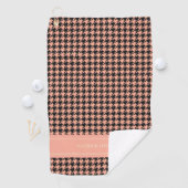 Serviette De Golf Nom personnalisé Monogram Peach Houndstooth (En situation)