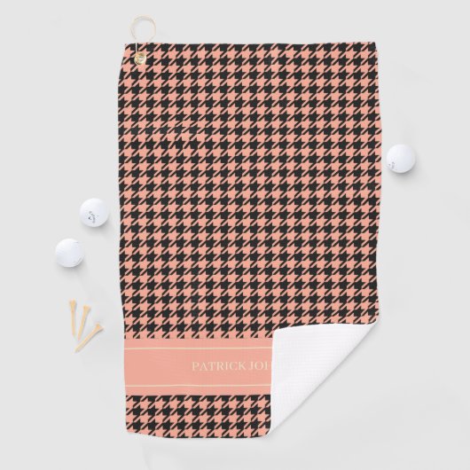 Serviette De Golf Nom personnalisé Monogram Peach Houndstooth (En situation)
