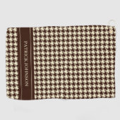 Serviette De Golf Nom personnalisé Monogramme Houndstooth Brown (Horizontal)