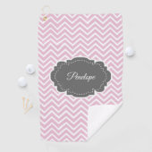 Serviette de golf personnalisée Chevron rose (En situation)