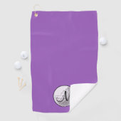 Serviette de golf personnalisée monogramme violet (En situation)