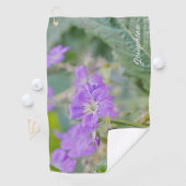 Serviette De Golf Photo Fleur sauvage Violet Geranium Avec Votre Nom (En situation)