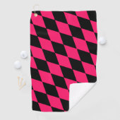Serviette De Golf Pink Black Harlequin Diamonds Checkers Design  (En situation)
