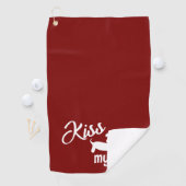 Serviette de golf rouge pour chien teckel cheeky K (En situation)