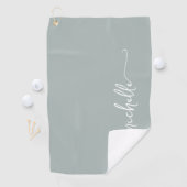 Serviette De Golf Sage Green Monogramme Nom Script élégant (En situation)