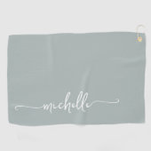 Serviette De Golf Sage Green Monogramme Nom Script élégant (Horizontal)