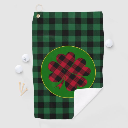 Serviette De Golf Shamrock de buffle vert, Lucky Clover Charm (En situation)