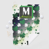 Serviette De Golf Shamrock, vert et blanc sur terrain grisé (En situation)