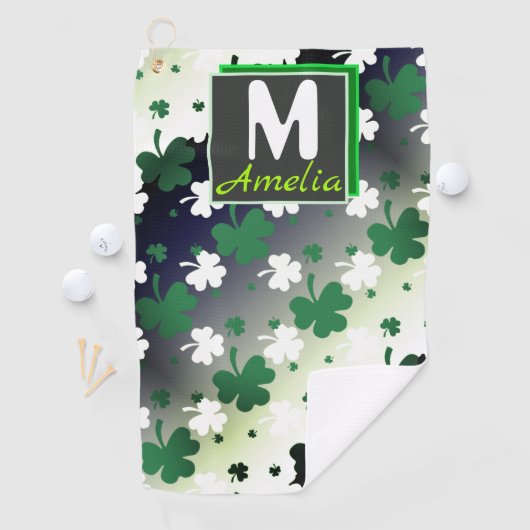 Serviette De Golf Shamrock, vert et blanc sur terrain grisé (En situation)