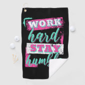 Serviette De Golf Travaille dur pour rester humble (En situation)