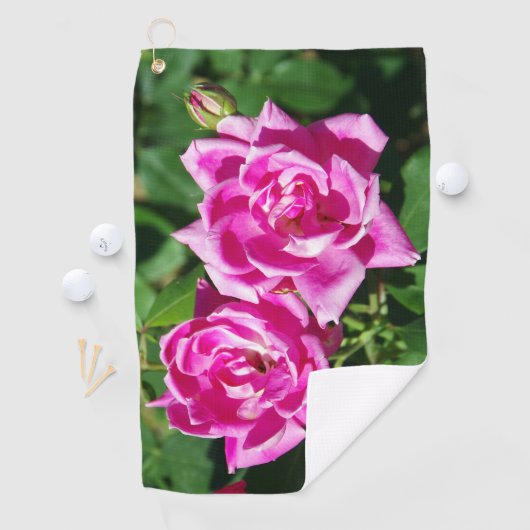 Serviette de golf Two Pink Roses (En situation)