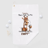 Serviette De Golf Une Girafe Froide Avec Une Coupe De Café (En situation)