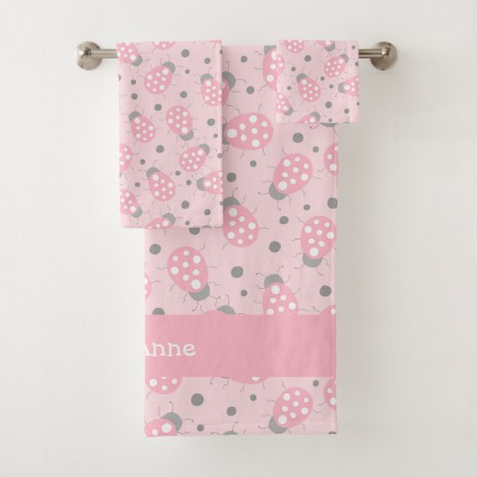 Serviette de Ladybug rose avec nom (En situation)