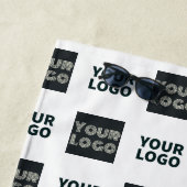 Serviette De Plage 2 Logos Simples Logos Répétitifs | Blanc (En situation)