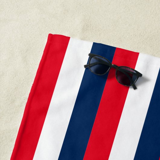 Serviette De Plage 4 juillet rouge blanc rayures bleu moderne (En situation)