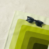 Serviette De Plage 70s Rainbow Squares Monochrome Green (En situation)