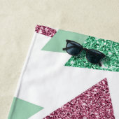 Serviette De Plage 80s Abstraits frais | Motif de formes rose et vert (En situation)