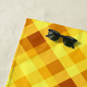 Serviette de plage à carreaux jaune vif de jaune d (En situation)