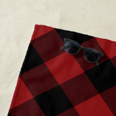 Serviette de plage à carreaux rouges (En situation)