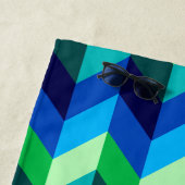 Serviette de plage à chevrons dégradés bleu-vert (En situation)