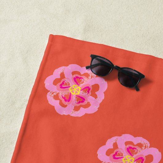 Serviette de plage à cœur en fleurs (En situation)