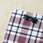 Serviette De Plage À damiers rétro gris motif gris clair (En situation)