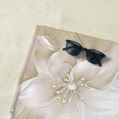 Serviette de plage à fleurs blanc ivoire (En situation)