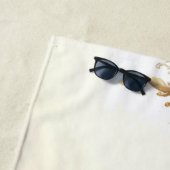 Serviette de plage à fleurs blanches et dorées (En situation)