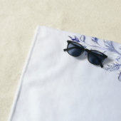 Serviette de plage à fleurs ornées bleues avec per (En situation)