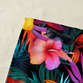 Serviette de plage à fleurs tropicales (En situation)