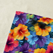 Serviette de plage à fleurs tropicales (En situation)