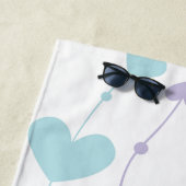 Serviette de plage à guirlande de cœurs pastel (En situation)