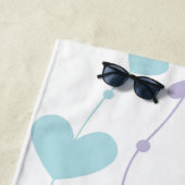 Serviette de plage à guirlande de cœurs pastel (En situation)