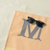 Serviette de plage à initiales personnalisées (En situation)