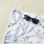Serviette de plage à monogramme bleu à fleurs de t (En situation)