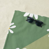 Serviette de plage à monogramme floral rétro daisy (En situation)