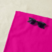 Serviette de plage à monogramme Girl Power rose (En situation)