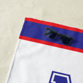 serviette de plage à monogramme rouge et bleu mode (En situation)