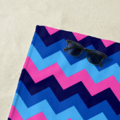 Serviette de plage à motif chevron bleu rose Cool (En situation)
