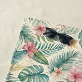 Serviette de plage à motif d'hibiscus tropical et (En situation)