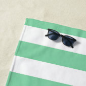 Serviette de plage à rayures Aqua personnalisée (En situation)
