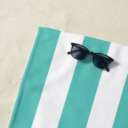 Serviette de plage à rayures blanches et turquoise (En situation)