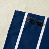 Serviette de plage à rayures bleu foncé Navy (En situation)